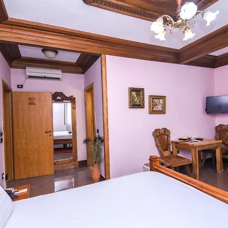 Brilant Antik מלון טיראנה