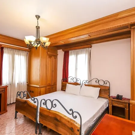 Brilant Antik מלון