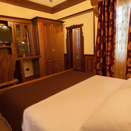 מלון Brilant Antik